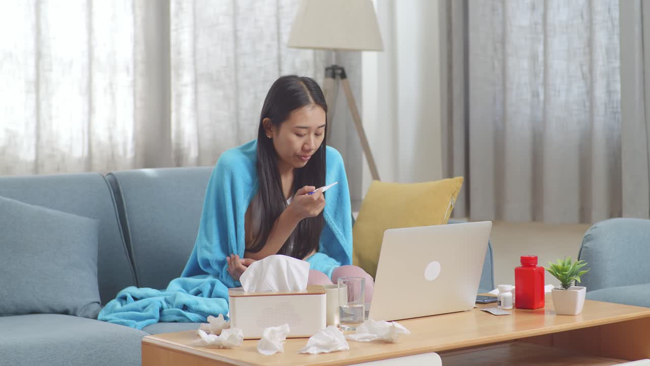 건강 점검을 위해 의사와 비디오 통화를 하는 여성