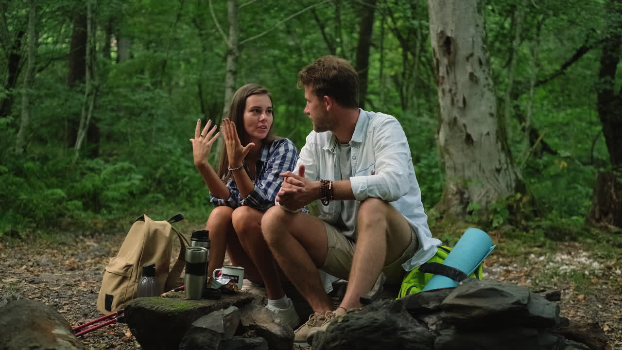 숲 에 캠핑 하는 부부