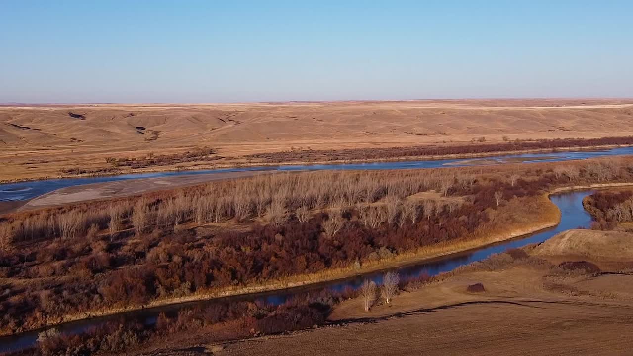 캐나다 앨버타 붉은 사슴 강 위의 남쪽 은행