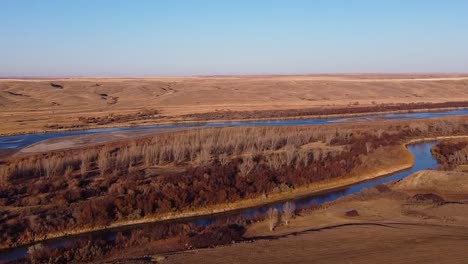 La-Orilla-Sur-Sobre-El-Río-Red-Deer-En-Alberta,-Canadá