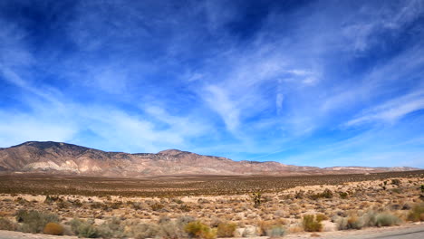 conduciendo y viendo pasar el idílico paisaje de california - punto de vista del pasajero