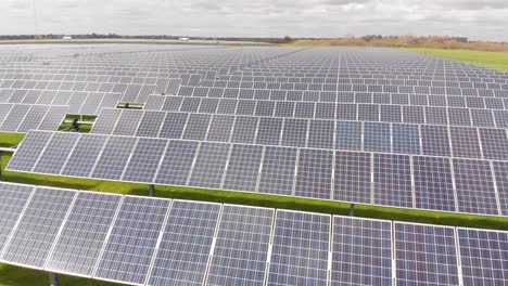 Imágenes-De-Drones-De-Barrido-De-Una-Granja-Solar