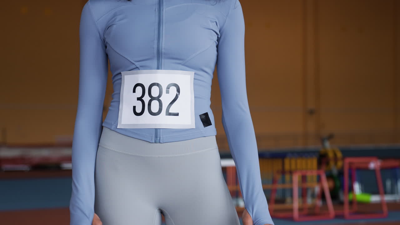 달리기 경로 에 있는 젊은 여자