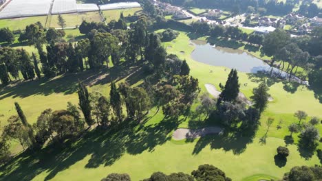 Vista-Aérea-Del-Campo-De-Golf-Con-Lago