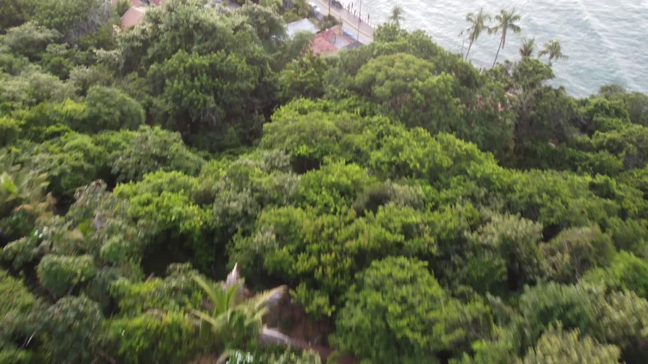 mirador de la puesta de sol que se extiende hacia la hermosa puesta de sol brasileña en el horizonte