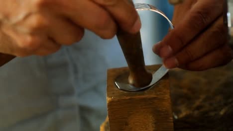artesana preparando el anillo