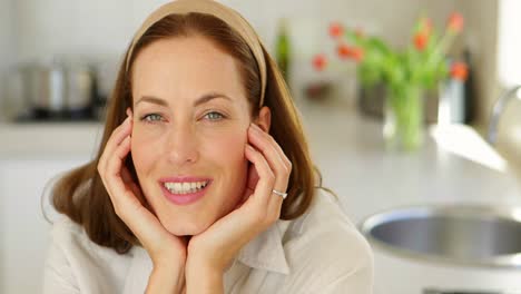 Mujer-Bonita-Sonriendo-A-La-Cámara