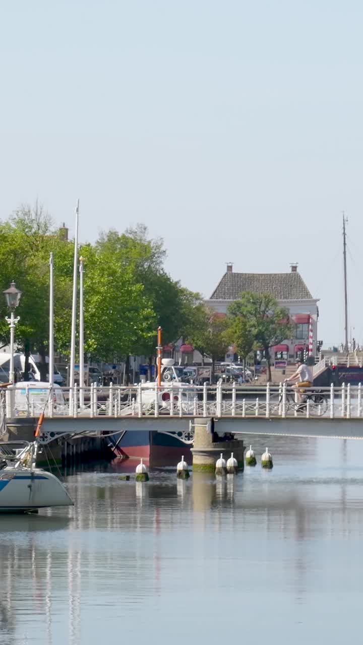 네덜란드 마을 의 운하 다리