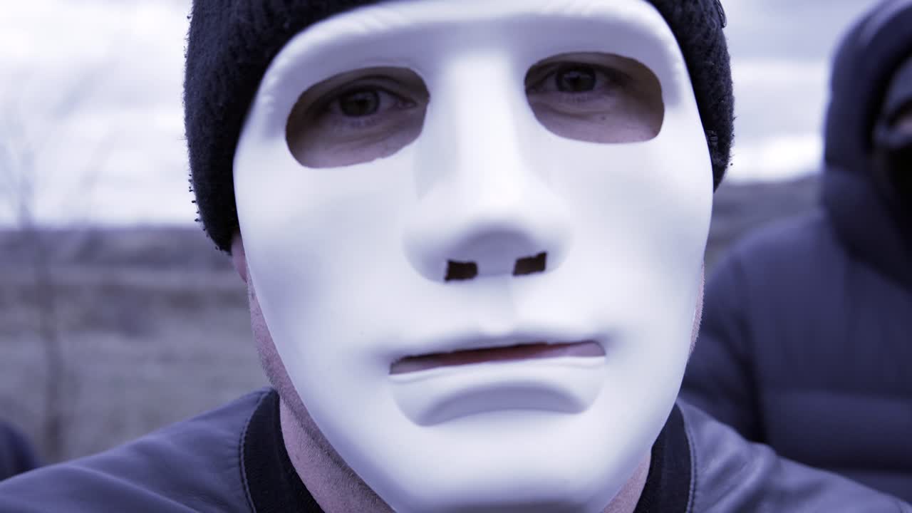 야외에서 마스크를 쓴 남자들