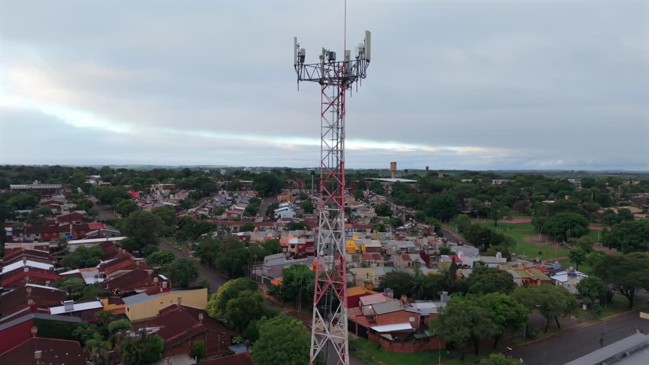 Torre di telecomunicazioni nel comune di Posadas, provincia di Misiones, regione nord-orientale dell'Argentina, lungo Avenida Tambor de Tacuarí, sopra la griglia residenziale, ripresa con drone in orbita e avvicinamento