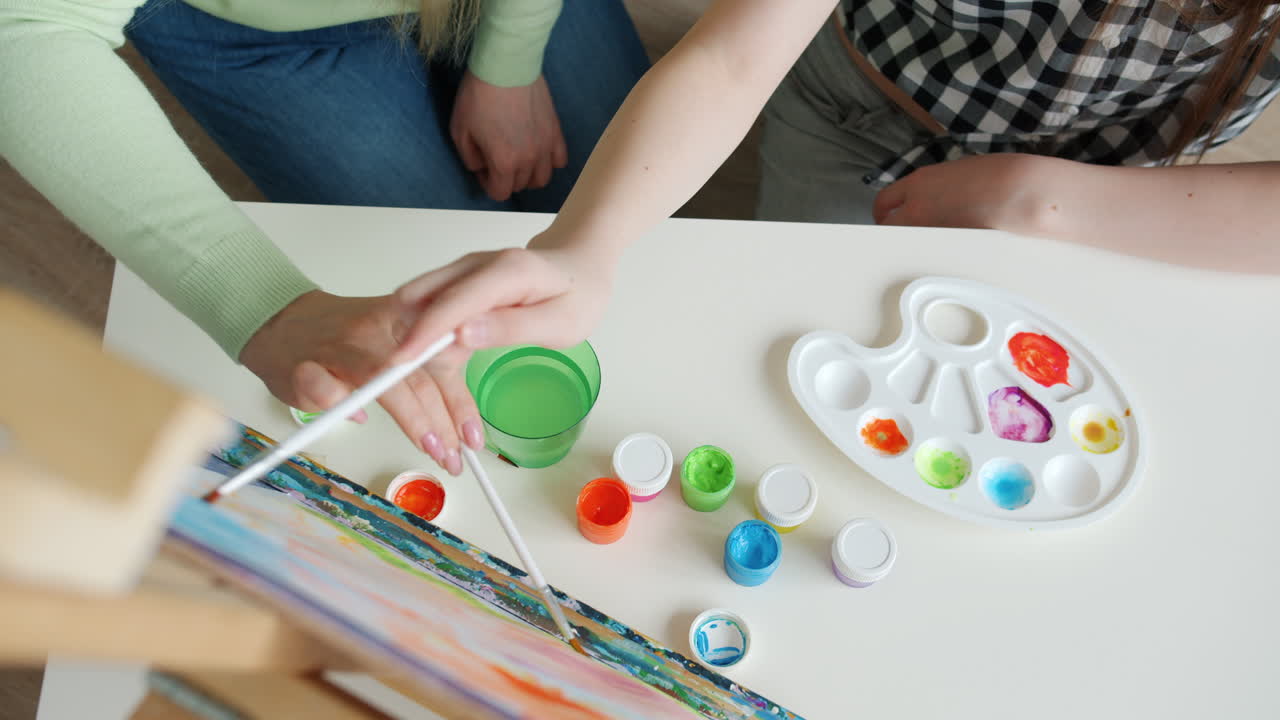 madre e hija pintando juntas
