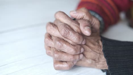 primer plano de las manos de los ancianos