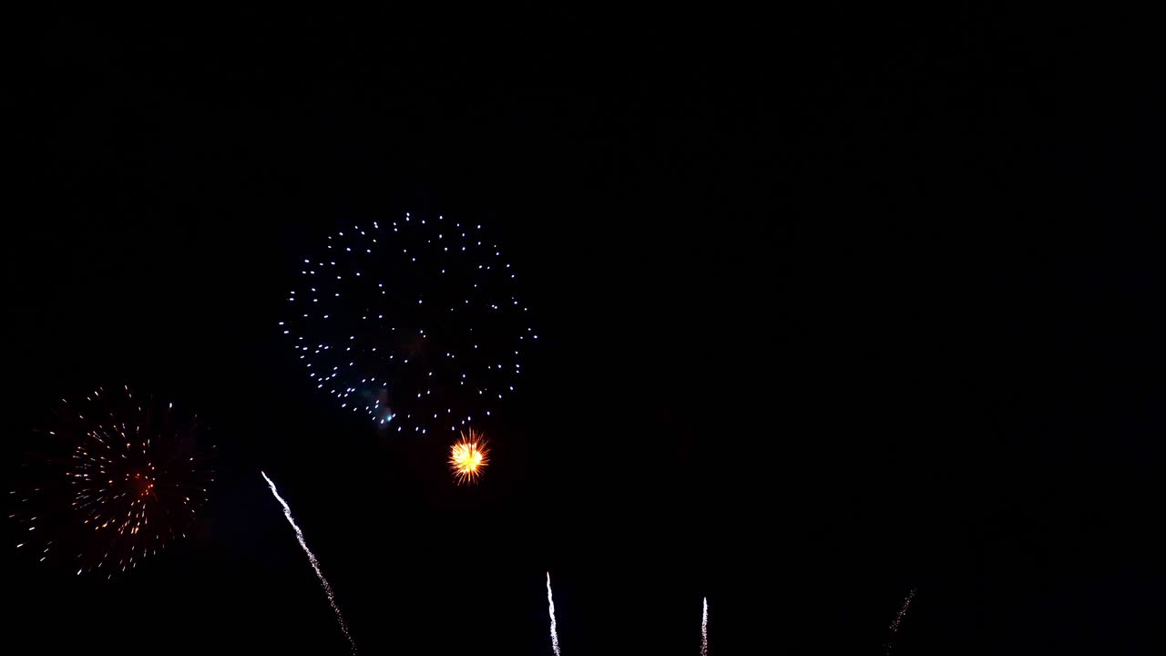 Bellissimo spettacolo pirotecnico colorato di notte per una celebrazione durante un festival.