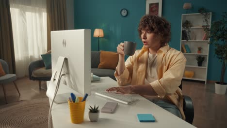 joven que trabaja desde casa