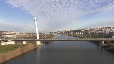 Fahrzeuge-An-Der-Brücke-Rainha-Santa-Isabel-In-Coimbra,-Portugal-–-Drohnenrückzug