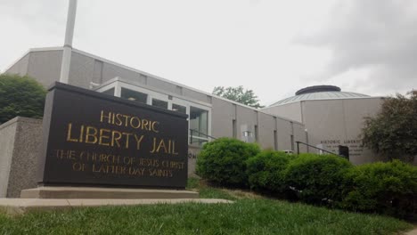 Frente-Al-Centro-De-Visitantes-Mormones-De-La-Cárcel-De-Liberty-En-Liberty-Missouri