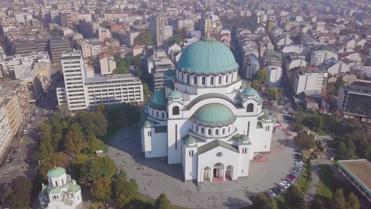 toma aérea de descenso lento del templo de san sava en un día de verano en belgrado
