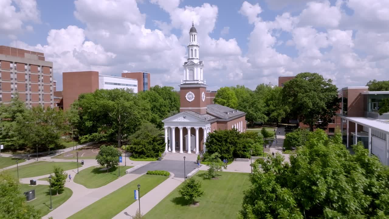 Memorial Hall auf dem Campus der University of Kentucky mit einer weiten Drohnenfahrt.