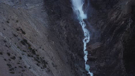 Bach-Unter-Einem-Wasserfallnebel