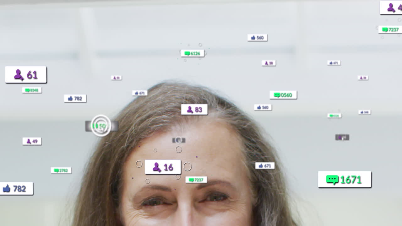 animación de iconos y números de las redes sociales sobre la mujer caucásica en casa