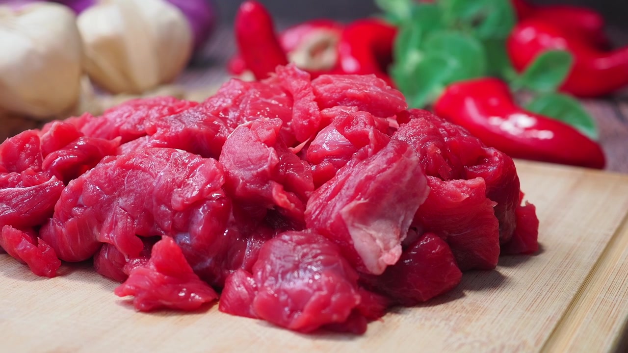 Daging Sapi Mentah Segar Potong Dadu di atas Talenan Kayu