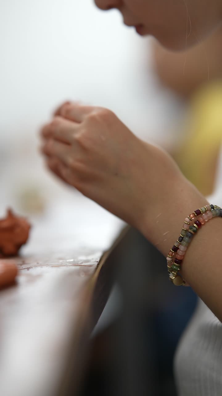 점토 로 보석 을 만드는 여자