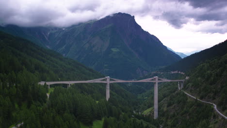 Impresionante-Toma-Panorámica-Aérea-Cinematográfica-Del-Puente-Ganter-En-Suiza