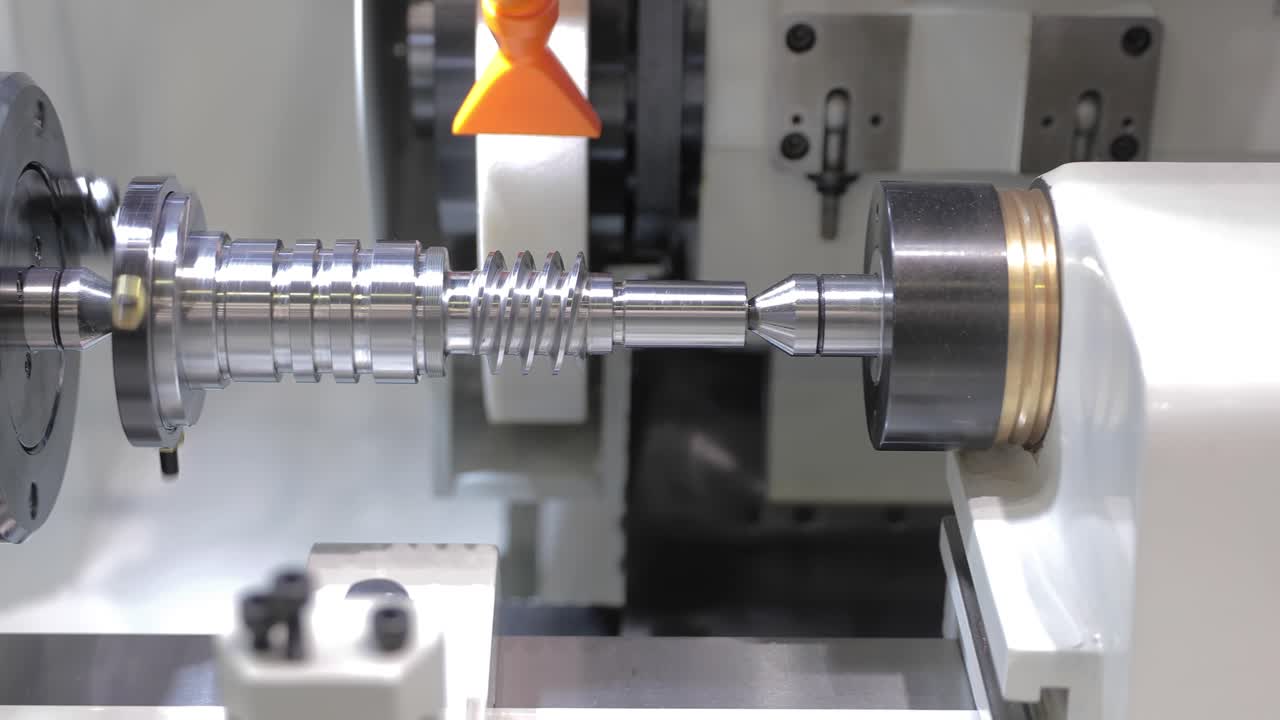 lavorazione dei metalli cnc tornio fresatrice. taglio del metallo tecnologia di lavorazione moderna.