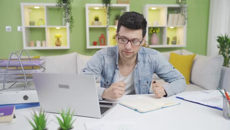 un hombre torpe y feliz trabajando en su oficina en casa.