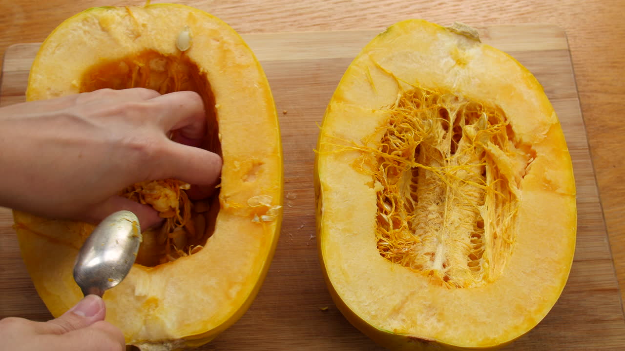 요리사가 스파게티 스쿼시의 중심을 제거합니다