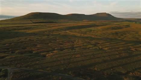 Aufnahme-Einer-Drohnenaufnahme-Des-Ingleborough-Mountain-Mit-Langen-Schatten-Des-Ribblehead-Viadukts