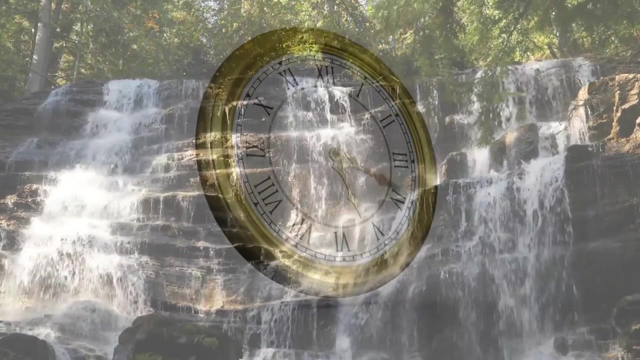 Sinar matahari mengenai jam saku yang berputar dengan jarum menit bergerak di atas air terjun untuk menunjukkan waktu berlalu.