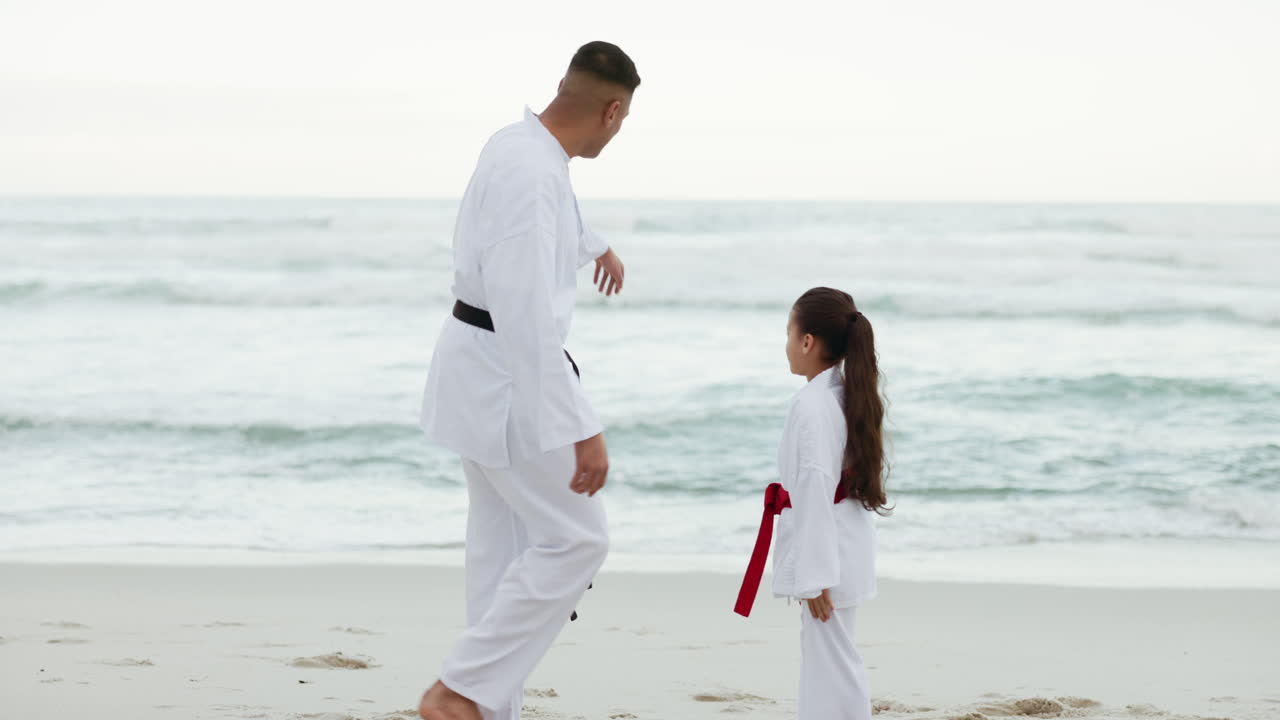 Oceano, insegnante di karate o bambino che impara le arti marziali