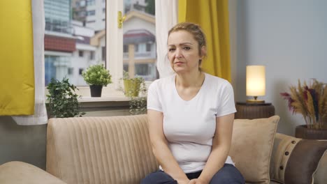 Mujer-Mirando-Negativamente-A-La-Cámara.-Mujer-De-Aspecto-Negativo.