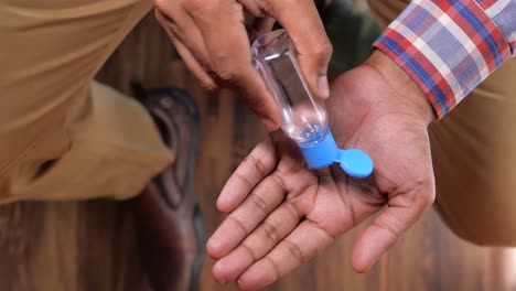 aplicación de desinfectante para las manos