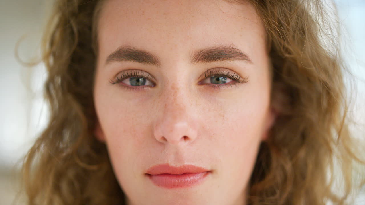 파란 눈을 가진 아름 다운 젊은 여자의 초상화