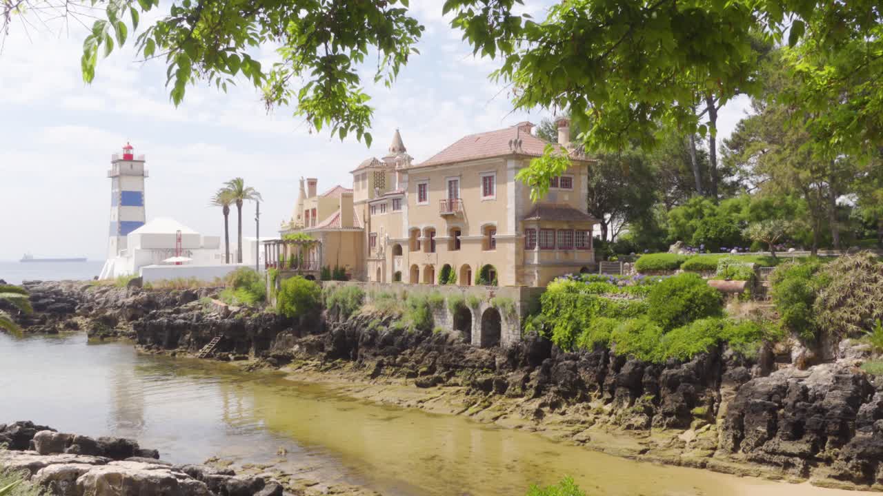 화창한 날 포르투갈 카스카이스에 있는 산타 마르타 등대의 패닝 샷