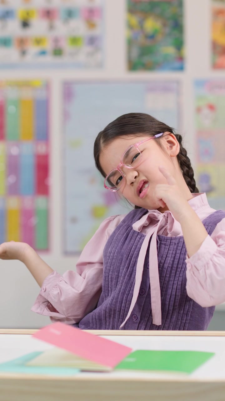 Giovane ragazza in classe, gesti giocosi, capelli intrecciati, illuminazione brillante, sfondo educativo colorato.