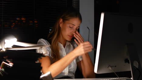 mujer de negocios cansada trabajando de noche.