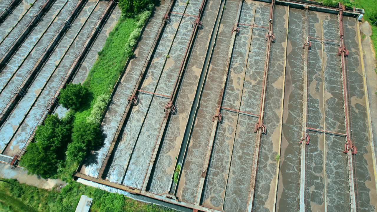 폐수 처리 시설, 처리 시설을 따라 비행, 드론 비디오, 4k 스 영상