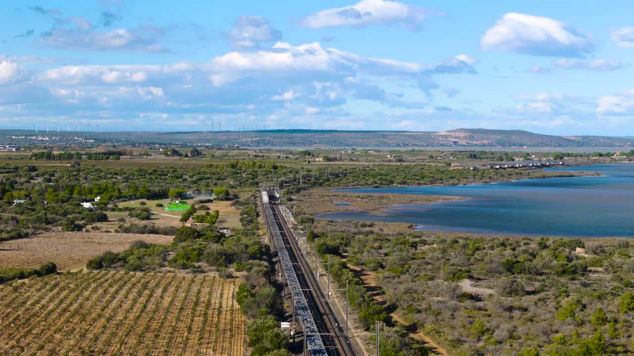 나르본 역 에서 출발 하는 빈 화물 열차 의 공중 에서 내려오는 사진