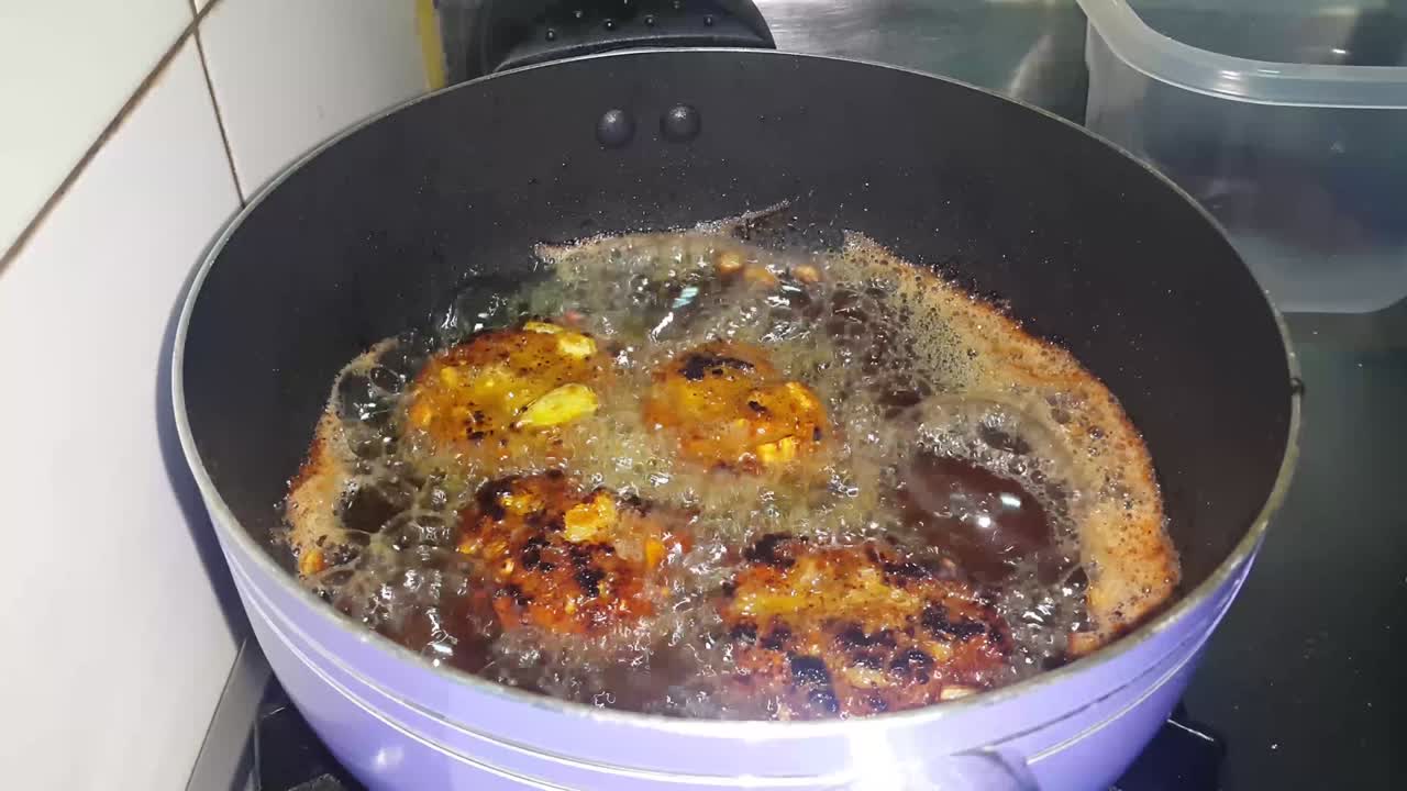 chapli kebab frito en el aceite, una vista de cerca.