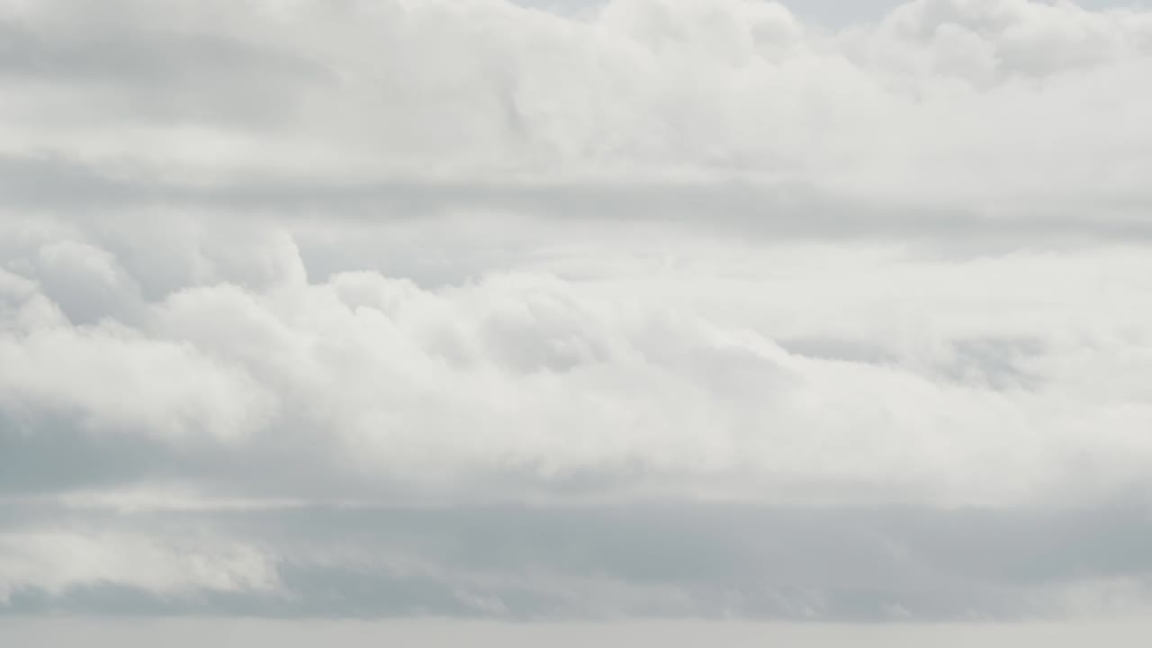 구름이 가득 찬 파란 하늘