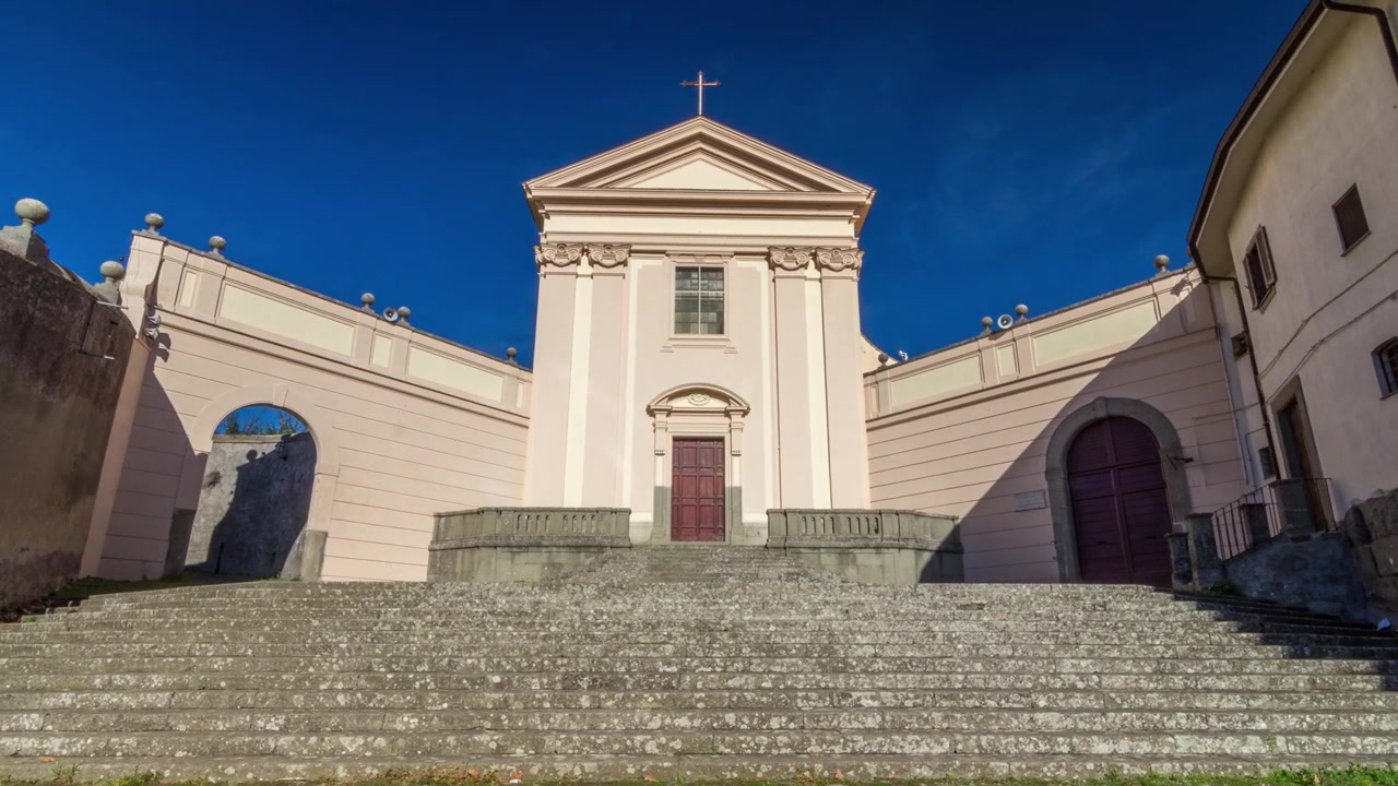 Chiesa dei Cappuccini di Albano Laziale illuminata dal sole timelapse hyperlapse in una giornata estiva. Scalinata davanti all'ingresso