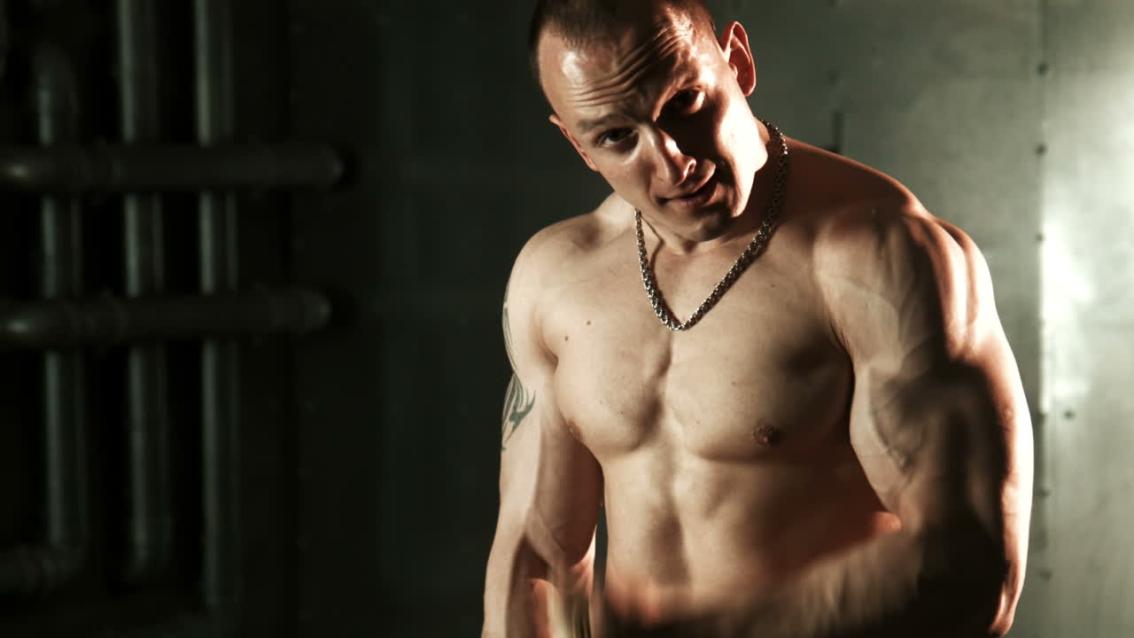 hombre musculoso posando