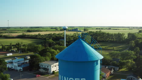 vista aérea ascendente de dos torres de agua en winger, minnesota