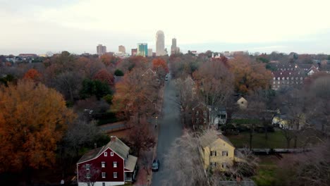 winston salem carolina del norte sobrevuelo old salem en tiempo de otoño