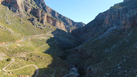 antena sobre río abajo en barranco con valle medio cubierto de sombra en preveli, creta