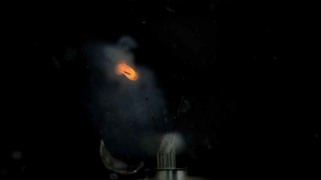 활성화 된 전구가 슈퍼 느린 동작으로 분쇄됩니다.