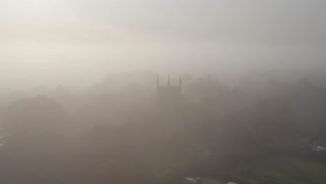 Drohnenschuss-Nähert-Sich-Der-Inselkirche-Im-Nebel-01